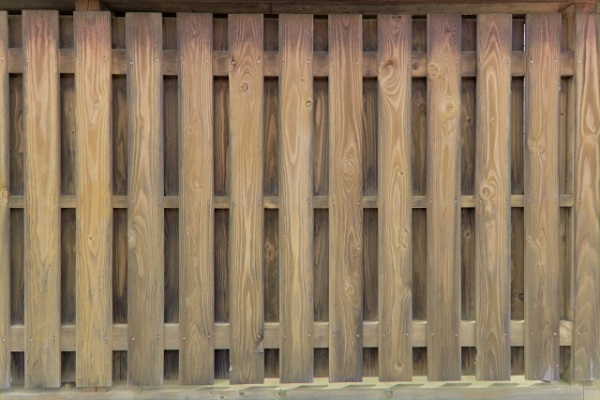 お庭の目隠しは外構計画の大切なポイント:互い違い