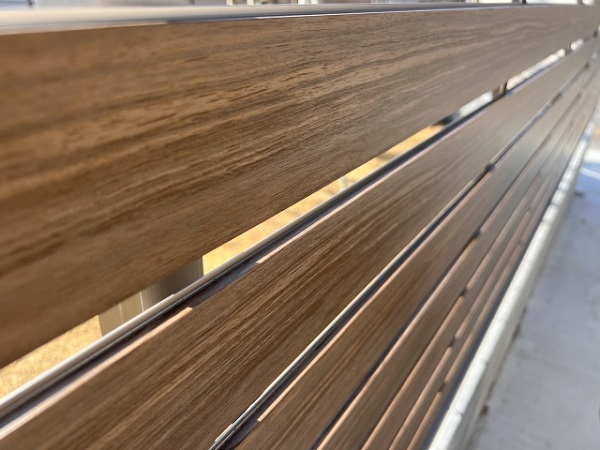 お庭の目隠しは外構計画の大切なポイント:人工木