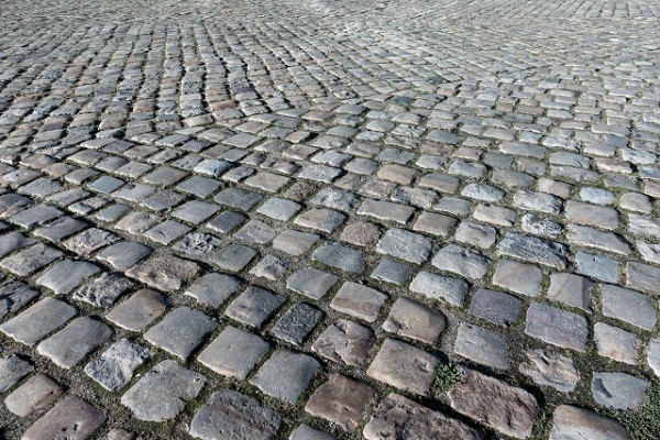 玄関アプローチの素材選びのポイント；アンティーク石材