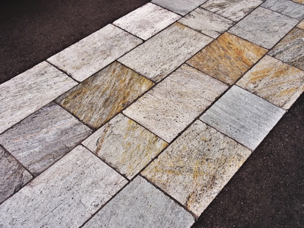 玄関アプローチの素材選びのポイント；クォーツストーン