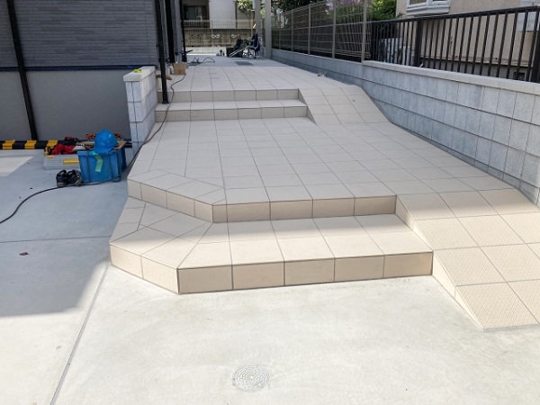 玄関アプローチの素材選びのポイント；タイル