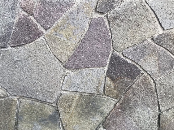 玄関アプローチの素材選びのポイント；乱貼り