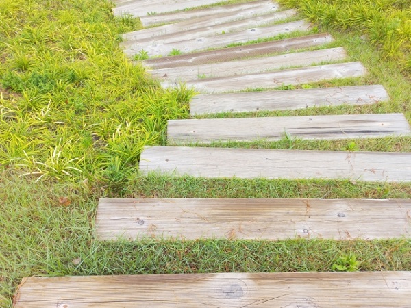 玄関アプローチの素材選びのポイント；枕木