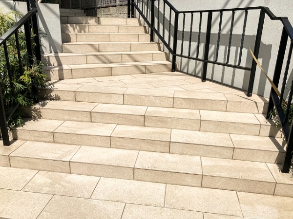 玄関アプローチの素材選びのポイント；方形石