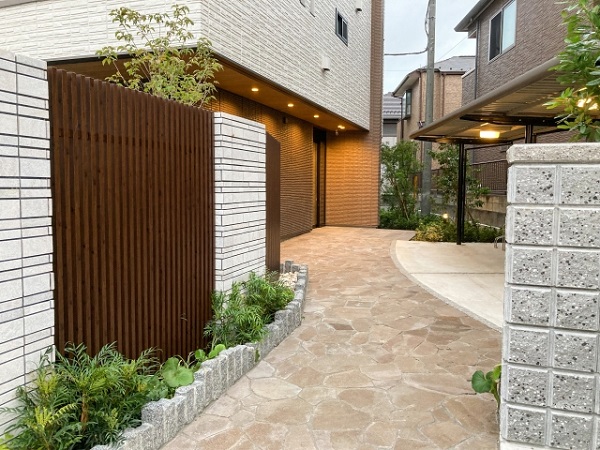 玄関アプローチの素材選びのポイント；自然石アプローチ