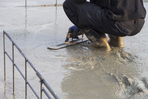 玄関アプローチの素材選びのポイント；金ゴテ