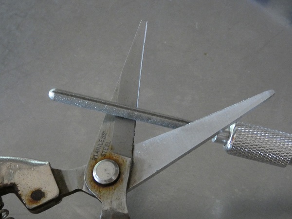 初心者でもできる剪定ばさみの手入れ方法：シャープナーで剪定ばさみを研ぐ