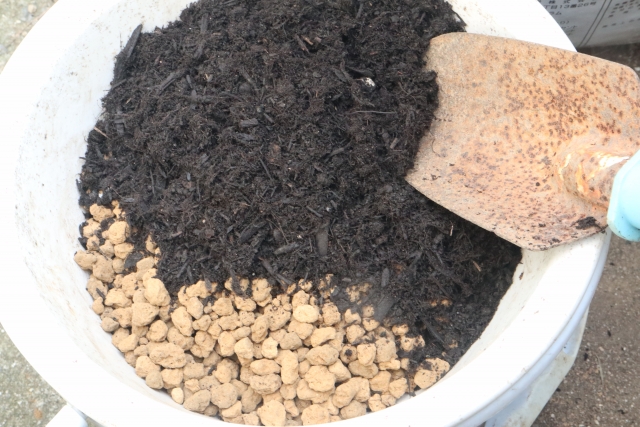腐葉土と赤玉土